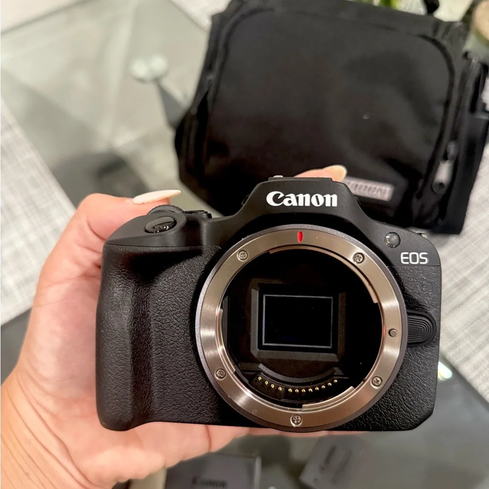 Canon Black Camera Bag with Accessories Canon EOS R100